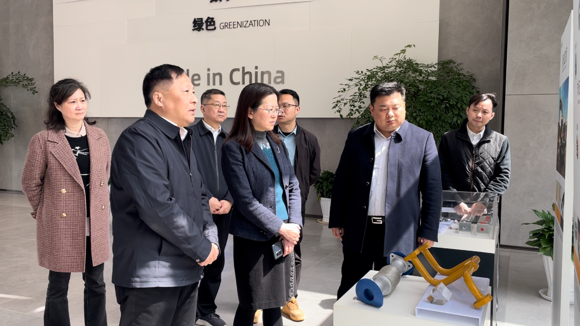 2025年4月1日，江西省工业与信息化融合推动中心党委书记、主任黄爱群一行莅临企业调研。